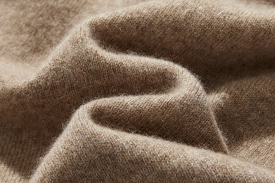 The ultimate comfort born from soft fibers. 100% cashmere high-neck knit 231109