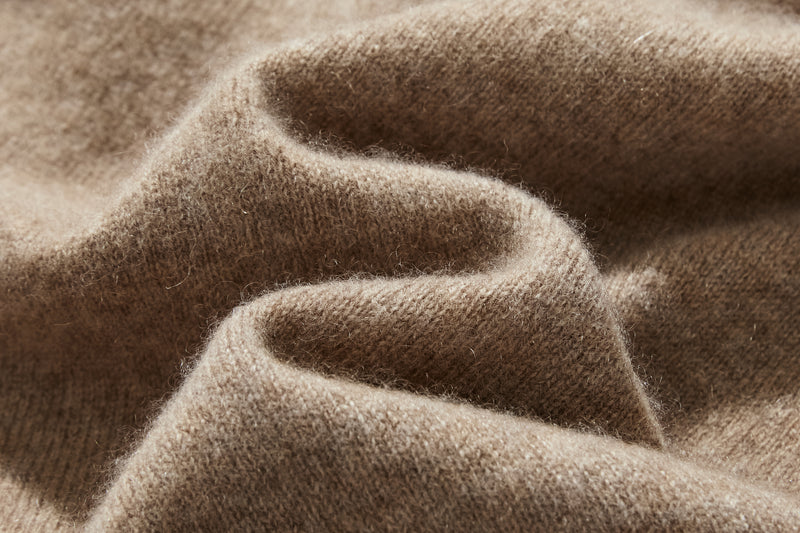 The ultimate comfort born from soft fibers. 100% cashmere high-neck knit 231109