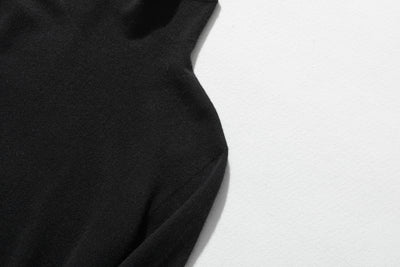 The ultimate comfort born from soft fibers. 100% cashmere high-neck knit 231109