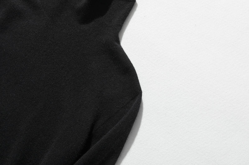 The ultimate comfort born from soft fibers. 100% cashmere high-neck knit 231109