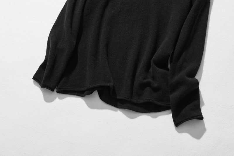 The ultimate comfort born from soft fibers. 100% cashmere high-neck knit 231109