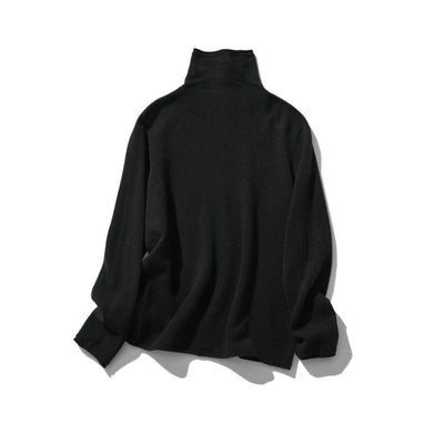 The ultimate comfort born from soft fibers. 100% cashmere high-neck knit 231109