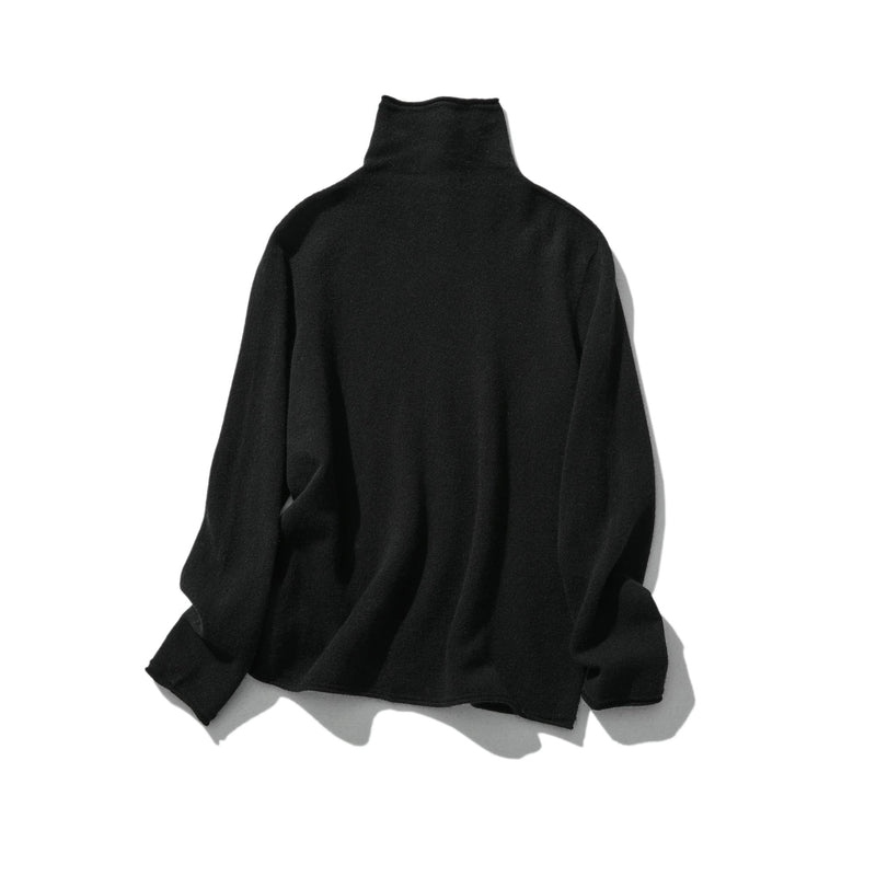 The ultimate comfort born from soft fibers. 100% cashmere high-neck knit 231109