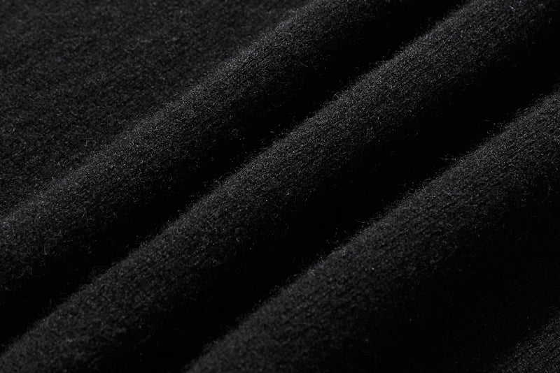 The ultimate comfort born from soft fibers. 100% cashmere high-neck knit 231109