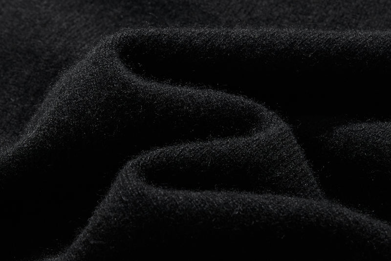 The ultimate comfort born from soft fibers. 100% cashmere high-neck knit 231109