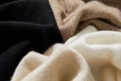 The ultimate comfort born from soft fibers. 100% cashmere high-neck knit 231109