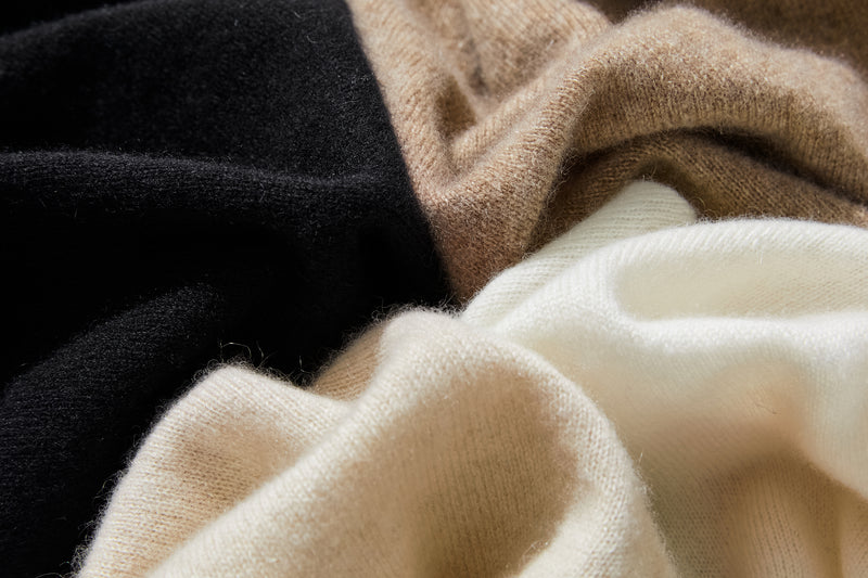 The ultimate comfort born from soft fibers. 100% cashmere high-neck knit 231109