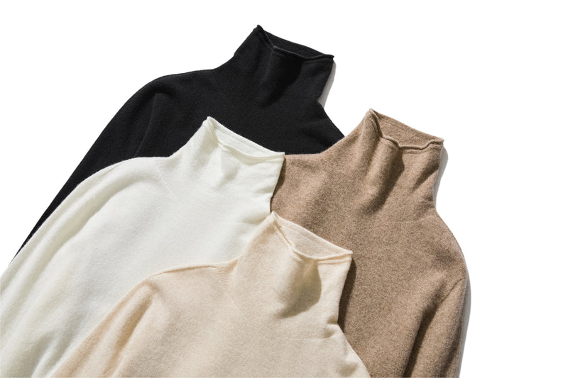 The ultimate comfort born from soft fibers. 100% cashmere high-neck knit 231109