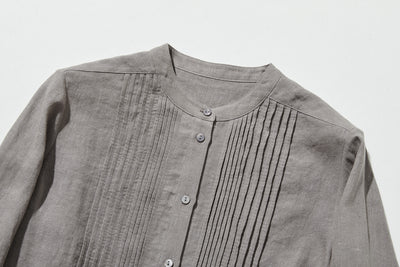 上品な佇まいと、心地よい着心地を兼ね備えた一枚　ピンタックシャツ　リネンシャツブラウス　251007