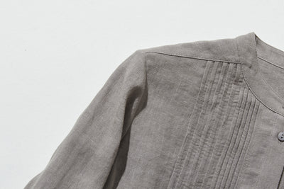上品な佇まいと、心地よい着心地を兼ね備えた一枚　ピンタックシャツ　リネンシャツブラウス　251007