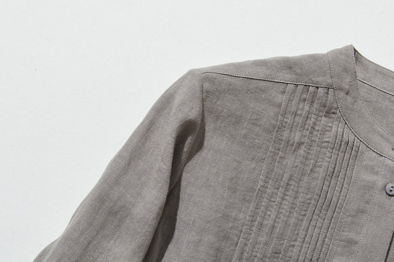 上品な佇まいと、心地よい着心地を兼ね備えた一枚　ピンタックシャツ　リネンシャツブラウス　251007