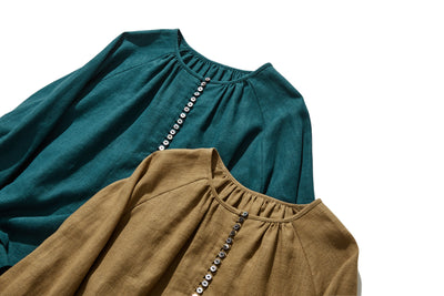 A cotton linen blouse with a captivating natural texture 240312