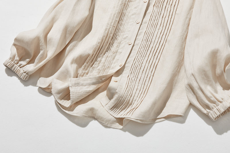 上品な佇まいと、心地よい着心地を兼ね備えた一枚　ピンタックシャツ　リネンシャツブラウス　251007