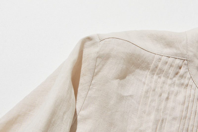 上品な佇まいと、心地よい着心地を兼ね備えた一枚　ピンタックシャツ　リネンシャツブラウス　251007