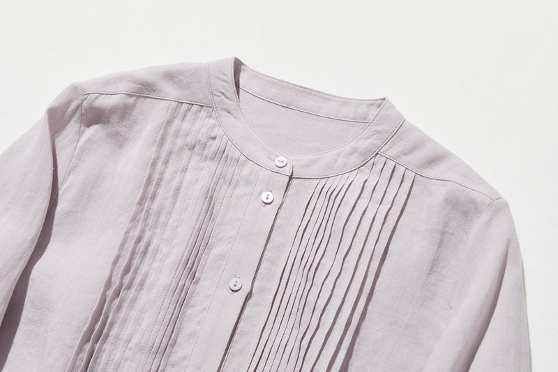 上品な佇まいと、心地よい着心地を兼ね備えた一枚　ピンタックシャツ　リネンシャツブラウス　251007