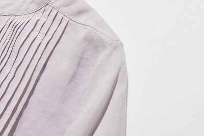 上品な佇まいと、心地よい着心地を兼ね備えた一枚　ピンタックシャツ　リネンシャツブラウス　251007