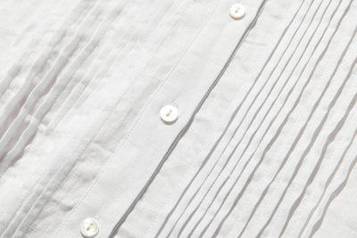 上品な佇まいと、心地よい着心地を兼ね備えた一枚　ピンタックシャツ　リネンシャツブラウス　251007