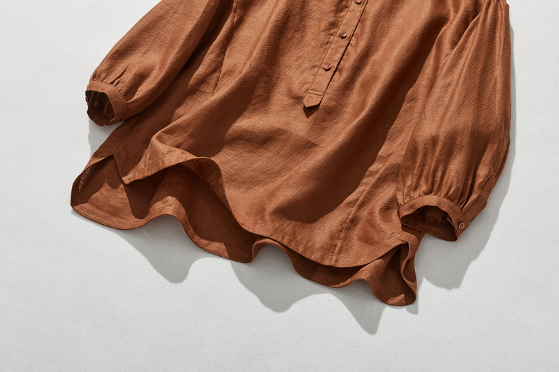 きれいな落ち感とニュアンスのある風合いが楽しめるブラウス　リネン100％　 　240322