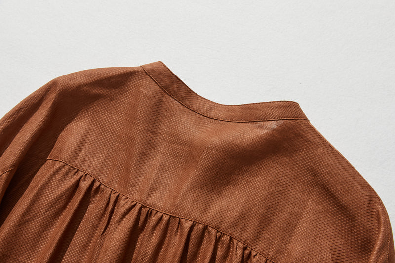 きれいな落ち感とニュアンスのある風合いが楽しめるブラウス　リネン100％　 　240322