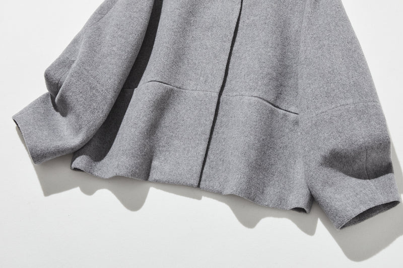 冬のファッションの頼もしい一枚に フード付きハーフコート　ショートコート　251011