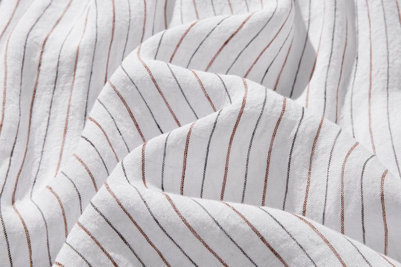 ゆったりとした着心地と上品なデザインが魅力の、リネン100%長袖ブラウス　　250414