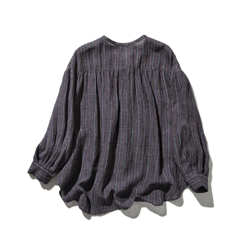 ゆったりとした着心地と上品なデザインが魅力の、リネン100%長袖ブラウス　　250414