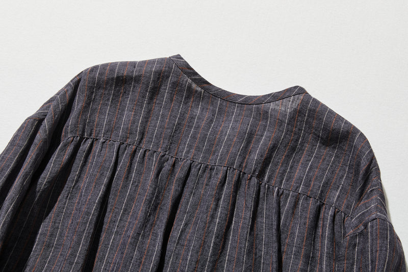 ゆったりとした着心地と上品なデザインが魅力の、リネン100%長袖ブラウス　　250414