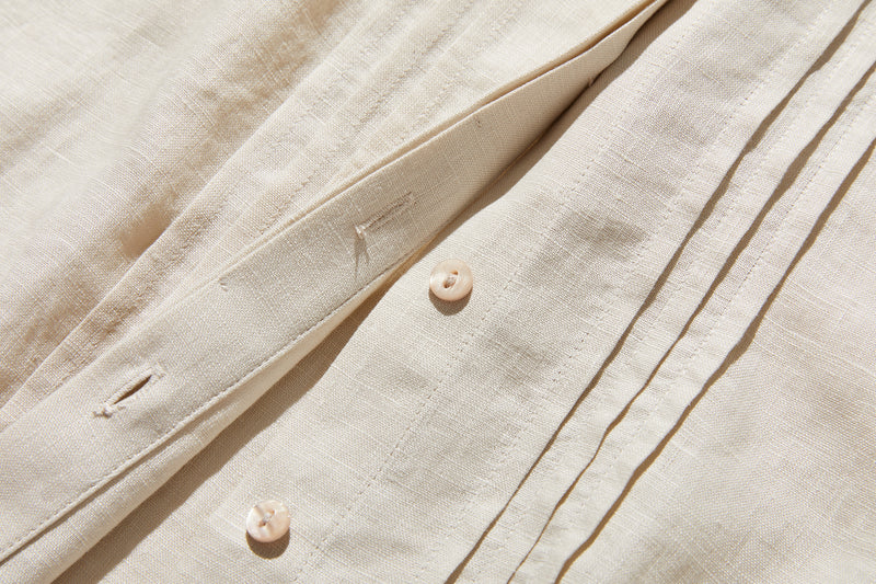 様々なシーンで活躍する万能アイテム　ピンタック入り　リネンシャツブラウス　250412