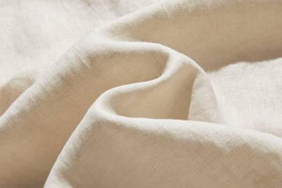 様々なシーンで活躍する万能アイテム　ピンタック入り　リネンシャツブラウス　250412