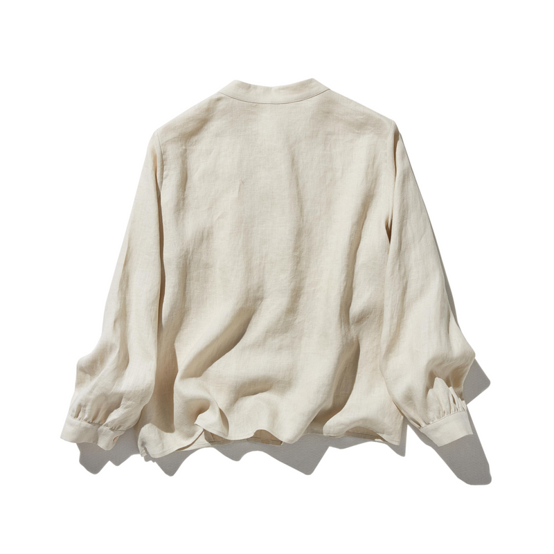 様々なシーンで活躍する万能アイテム　ピンタック入り　リネンシャツブラウス　250412