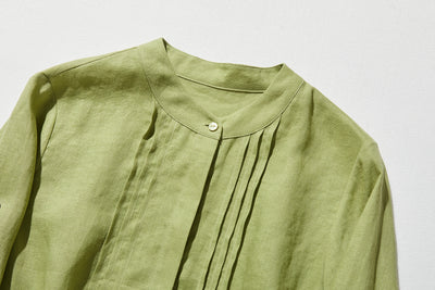 様々なシーンで活躍する万能アイテム　ピンタック入り　リネンシャツブラウス　250412