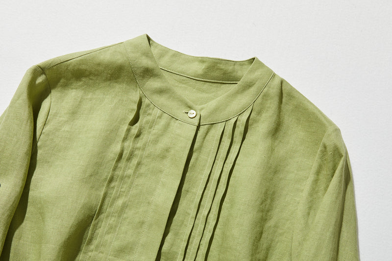 様々なシーンで活躍する万能アイテム　ピンタック入り　リネンシャツブラウス　250412