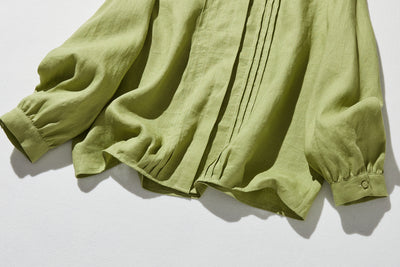 様々なシーンで活躍する万能アイテム　ピンタック入り　リネンシャツブラウス　250412