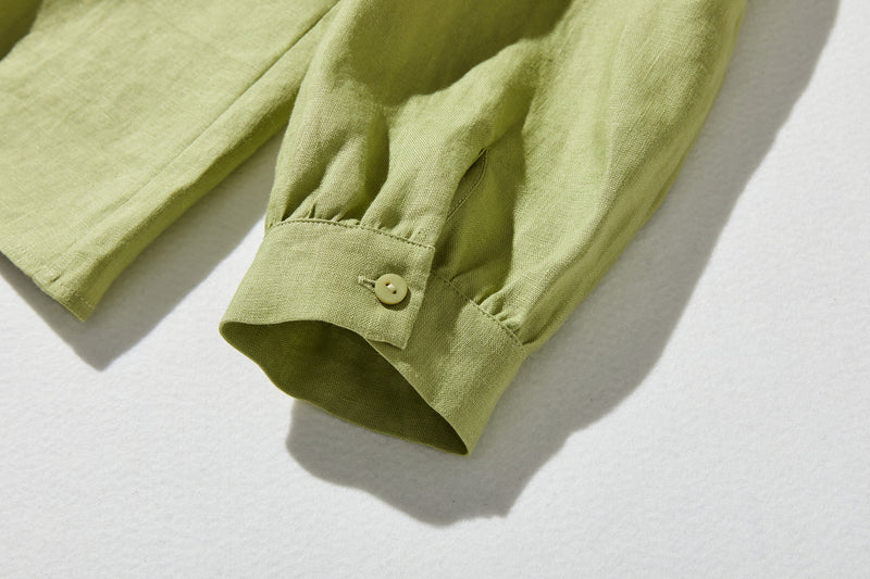 様々なシーンで活躍する万能アイテム　ピンタック入り　リネンシャツブラウス　250412