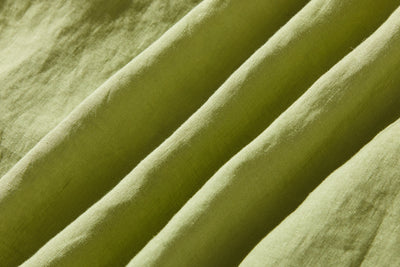 様々なシーンで活躍する万能アイテム　ピンタック入り　リネンシャツブラウス　250412