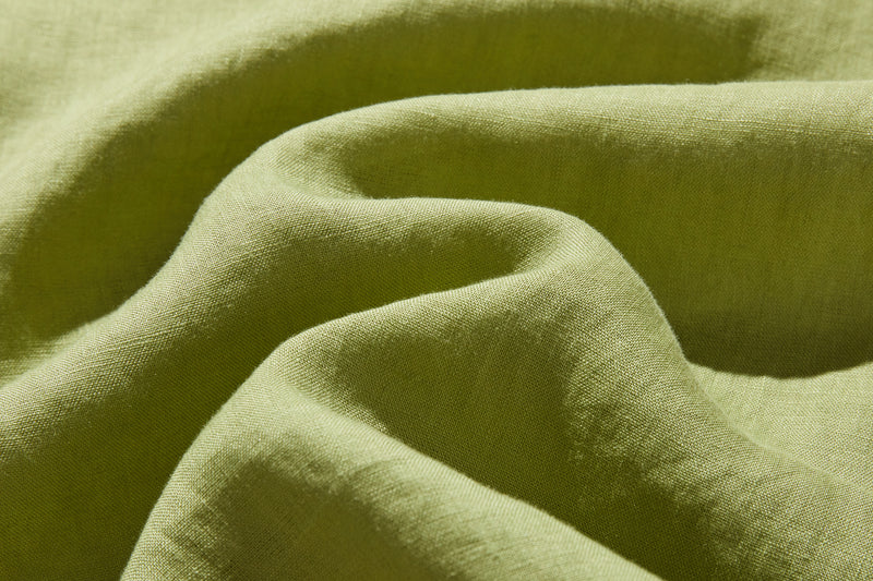 様々なシーンで活躍する万能アイテム　ピンタック入り　リネンシャツブラウス　250412