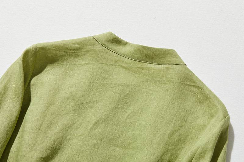 様々なシーンで活躍する万能アイテム　ピンタック入り　リネンシャツブラウス　250412