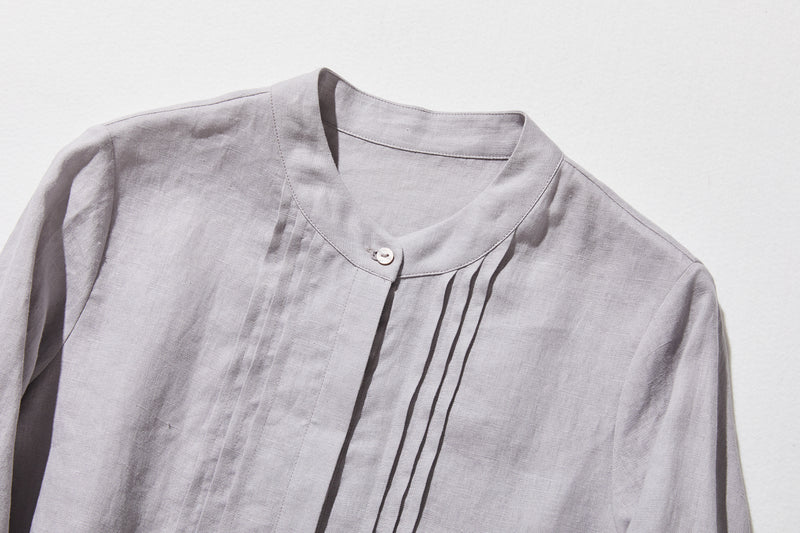 様々なシーンで活躍する万能アイテム　ピンタック入り　リネンシャツブラウス　250412