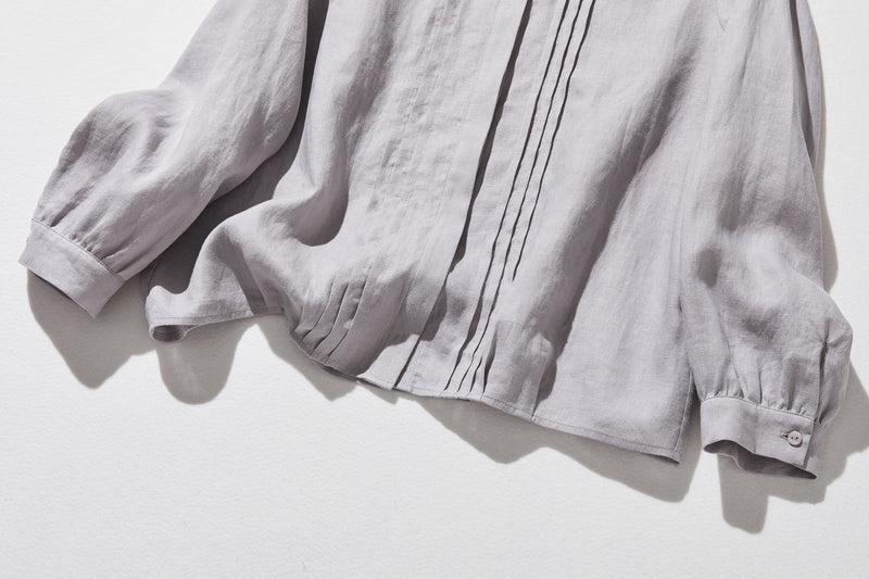 様々なシーンで活躍する万能アイテム　ピンタック入り　リネンシャツブラウス　250412