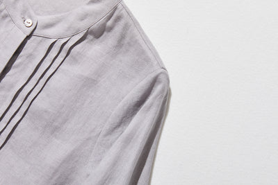 様々なシーンで活躍する万能アイテム　ピンタック入り　リネンシャツブラウス　250412