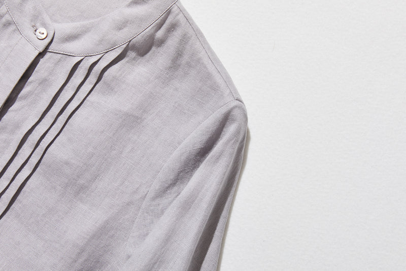 様々なシーンで活躍する万能アイテム　ピンタック入り　リネンシャツブラウス　250412