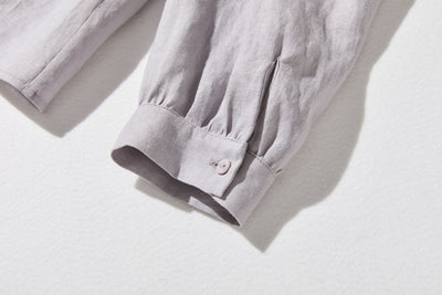 様々なシーンで活躍する万能アイテム　ピンタック入り　リネンシャツブラウス　250412