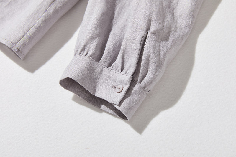 様々なシーンで活躍する万能アイテム　ピンタック入り　リネンシャツブラウス　250412