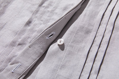 様々なシーンで活躍する万能アイテム　ピンタック入り　リネンシャツブラウス　250412