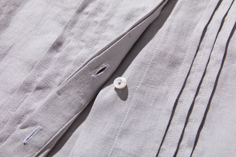 様々なシーンで活躍する万能アイテム　ピンタック入り　リネンシャツブラウス　250412