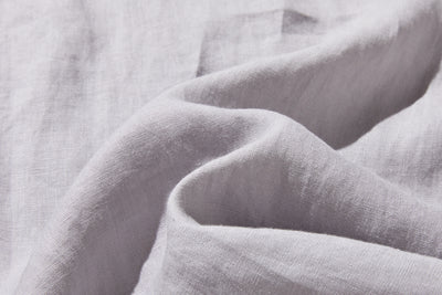 様々なシーンで活躍する万能アイテム　ピンタック入り　リネンシャツブラウス　250412