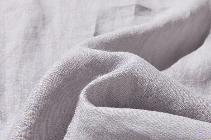 様々なシーンで活躍する万能アイテム　ピンタック入り　リネンシャツブラウス　250412