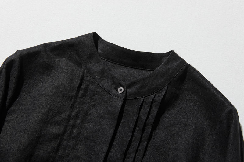 様々なシーンで活躍する万能アイテム　ピンタック入り　リネンシャツブラウス　250412