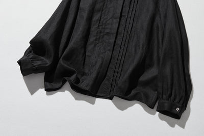 様々なシーンで活躍する万能アイテム　ピンタック入り　リネンシャツブラウス　250412