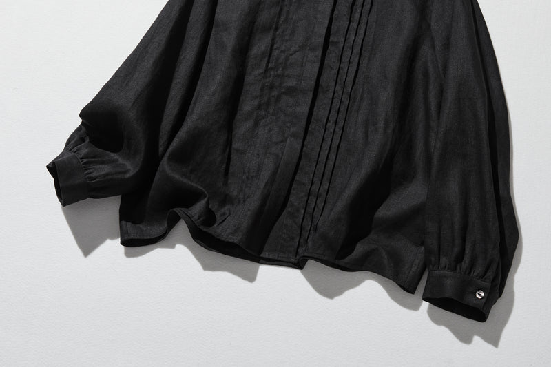 様々なシーンで活躍する万能アイテム　ピンタック入り　リネンシャツブラウス　250412